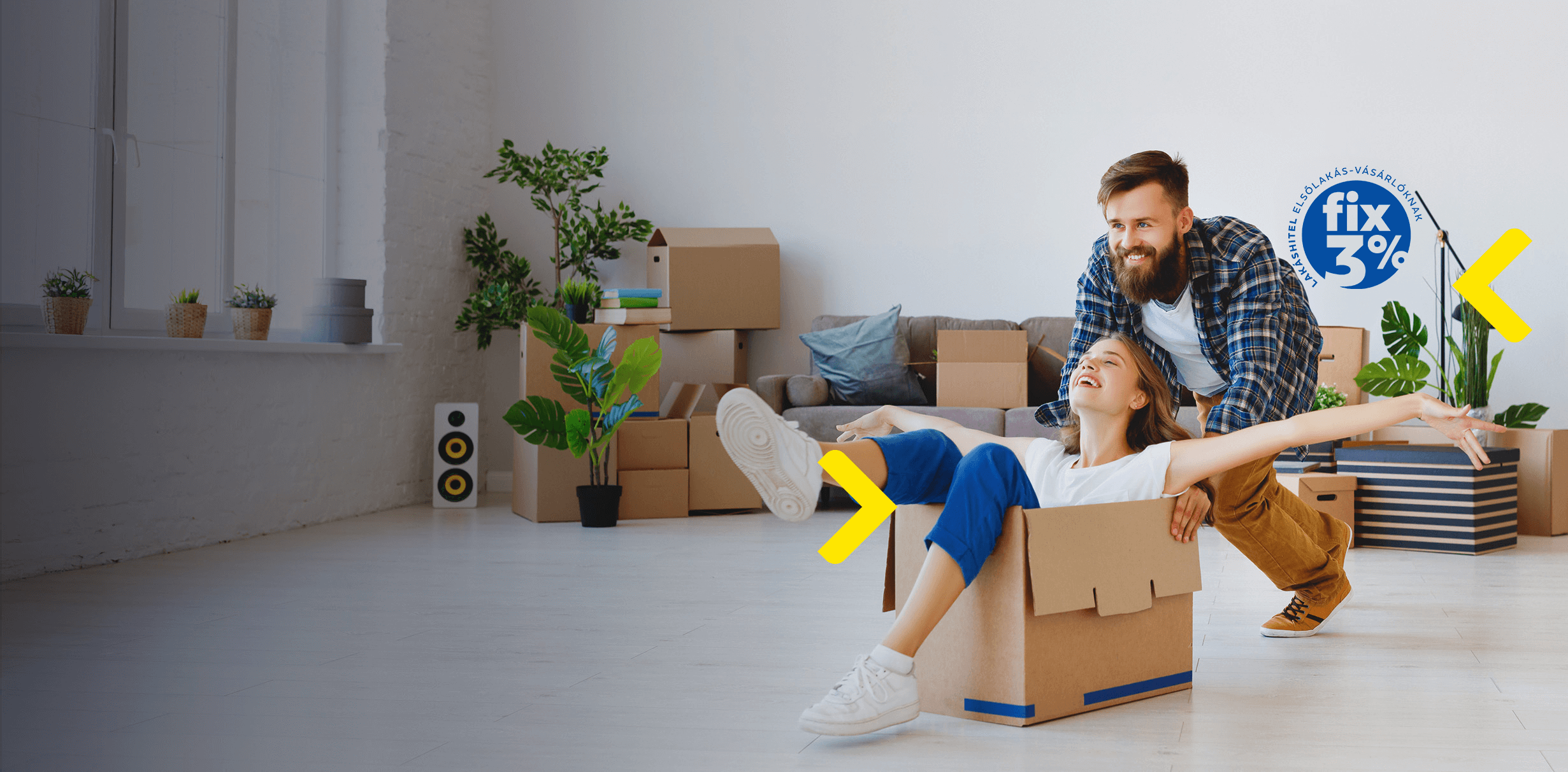 Boldog fiatal pár az első lakásában