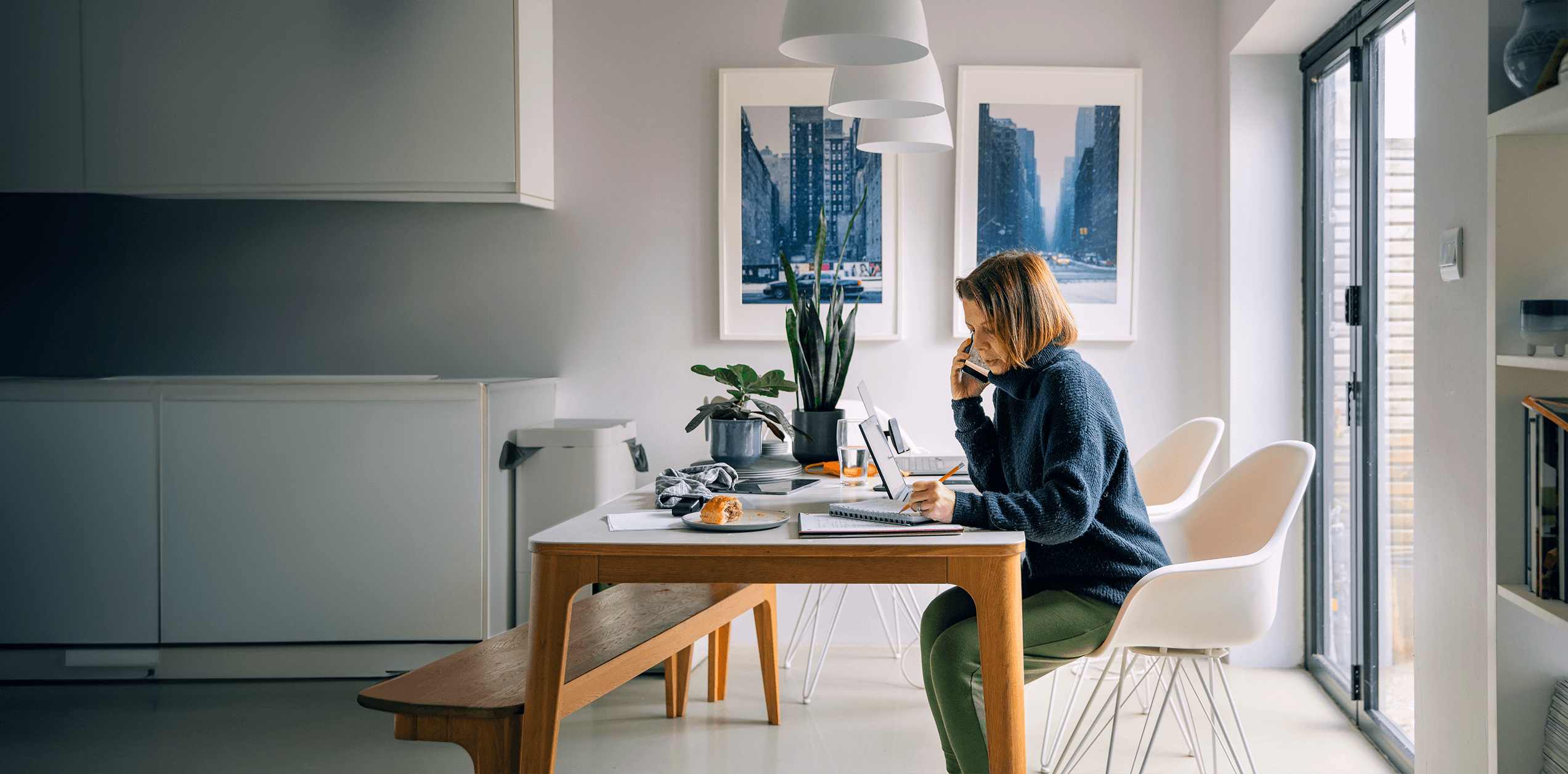 Nő otthonról hívást indít a call centerbe